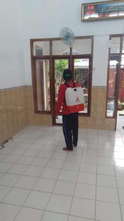 Penyemprotan Desinfektan di Masjid Miftakhul Ibad 